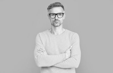 Stüdyoda gözlüklerin içine bak. Dostum, arka plandaki göz takılarına bak. Gözlüklü bir adamın fotoğrafı. Adam mavi üzerine izole göz giysisi bak.