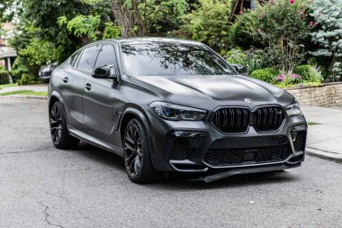 New York City, ABD - 26 Ağustos 2023: BMW X6 SUV kavşağı, köşe görüş.