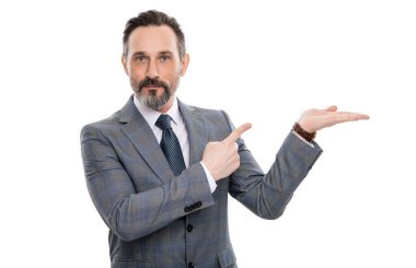 İş teklifi. Başarılı bir iş adamı anlaşma teklif ediyor. İş adamı arkadaş öneriyor. İş ilanı. Takım elbiseli bir iş adamı beyazları soyutladı. Reklam ve duyuru. ürün sunuluyor.