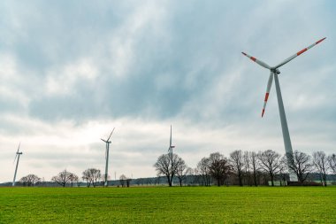 Yeşil enerji kavramı. Yenilenebilir elektrik üretimi için rüzgar değirmeni. Kırsal kesimde bir yel değirmeni. Deniz aşırı rüzgar parkı. Rüzgar Türbinleri Çiftliği. Alternatif yenilenebilir enerji üretimi. Yel değirmeni bıçakları.