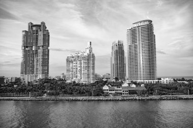 Miami Skyline gökdelen manzaralı. Miami 'nin gökdelen manzarası. Miami Skyline gökdelen binaları. Miami gökdeleni fotoğrafı..