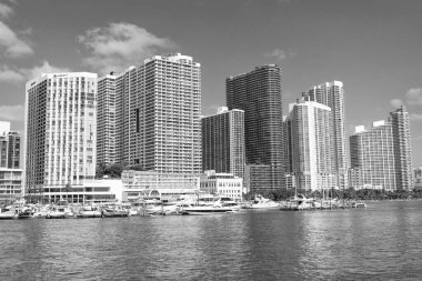 Miami, Florida ABD - 15 Nisan 2021: Şehir merkezi ve gökdelen binaları.
