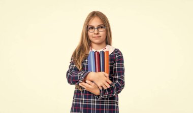 Liseli kız okuyucu elinde kitap destesi tutuyor. Okullu kız okuyucu el kitabının fotoğrafı. Kitap yığını beyaz arka planda izole edilmiş bir kız öğrenci. Liseli kız okuyucu kitap yığınını stüdyoda tutuyor..