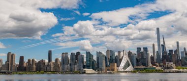 New York City, ABD - 05 Mayıs 2023: Manhattan şehri New York 'un kalp atışlarını temsil ediyor.