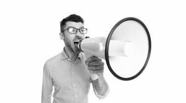 Adam stüdyoda öfkeyle megafonla anons yapıyor. Bağıran adam megafonla anons yapıyor. Megafonla anons yapan adamın fotoğrafı. Beyaz arka planda izole edilmiş megafonla anons yapan adam.