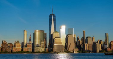 New York şehri. New York 'un gökdelen binası. Kentsel mimari. Manhattan ve Hudson River şehir merkezinde. Metropolitan şehir manzarası. New York şehir merkezi. Manhattan gün batımında ufuk çizgisi. Birleşik Devletler.