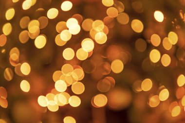 Bokeh noel arkaplanının odak noktasını bozdu. Bokeh altın arka plan. Soyut sahte arkaplan. İnsansız, bulanık bir geçmişi var. bokeh altın rengi arkaplan.