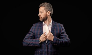 Stüdyoda resmi kıyafet giymiş beyaz bir adam. Resmi kıyafetleri olan bir adam. Resmi kıyafetli bir adamın fotoğrafı. resmi erkek siyah arka planda tek başına resmi kıyafet giyer.