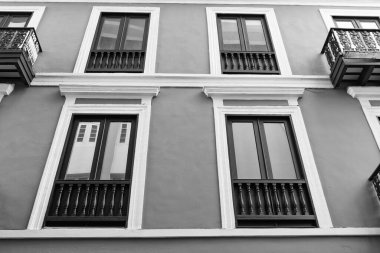 Balkon parmaklıkları dışarıda. Balkon parmaklıklarının fotoğrafı demir çitler. Evin balkon korkulukları. Balkon korkulukları cephesi.