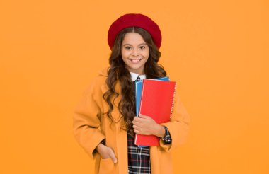 Bereliler içinde mutlu küçük bir kız. Not defterleri, okul..