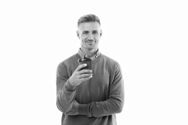 Arka planda kahve molası veren neşeli adam. Kahve molasındaki adamın fotoğrafı. Kahve molasındaki adam beyazla izole edilmiş. Stüdyoda kahve molası veren adam..