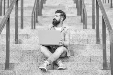 Hayalperest adamın merdivenlerde çevrimiçi video bağlantısı var. Adamın bilgisayarında çevrimiçi video bağlantısı var. Adamın dışarıda online video iletişimi var. Adamın dışarıda internet bağlantısı var..