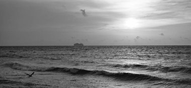 Gündoğumu gökyüzünde panoramik deniz manzarası ufku. Gün doğumunda deniz manzaralı ufuk. Gün doğumunda deniz manzaralı ufuk. Yaz mevsimi ufku gün doğumunda.