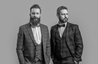 Smokinli damatlar arka planda. Smokinli adamların fotoğrafı var. Smokinli adamlar Griler 'de izole edilmiş. Smokinli adamlar stüdyoda..