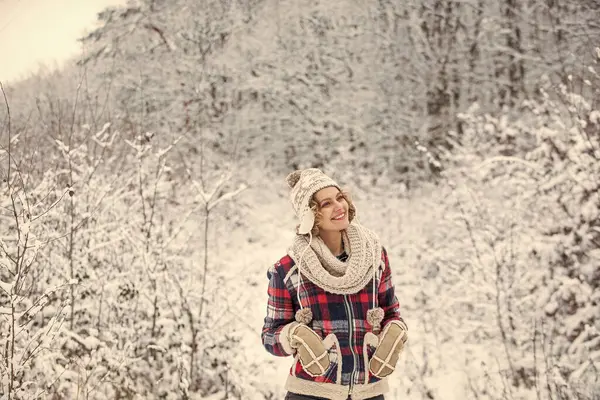 Czas Urlop Najlepsze Miejsce Poczuć Wolność Kobieta Cieszyć Się Zimowym — Zdjęcie stockowe