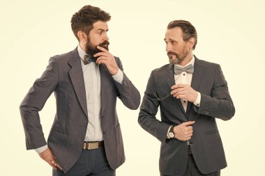 Fikirlerimizi paylaşıyoruz. Riskli iş fikirlerini tartışıyorlar. Başarılı bir ortaklık. Erkek girişimciler beyaz arka plan. İş ekibi. İş adamları konsepti. İş toplantısı. Erkekler sakallı resmi takım elbise.