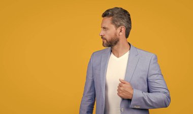 Resmi ceket giyen CEO, fotokopi odası. Beyaz ceketli CEO sarı arka planda izole edilmiş. Stüdyoda genel müdür. Yakışıklı CEO takım elbisesinin fotoğrafı..