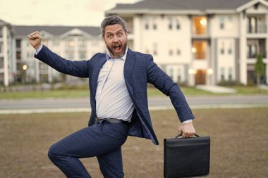 Hayret verici bir emlak işçisi. Gayrimenkul işadamının fotoğrafı. Emlakçı. Evrak çantalı emlakçı..