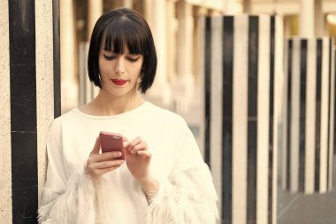 Sokakta kadın mesajlaşması, kopyalama alanı. Telefondaki kadın mesajlaşması. Kadın dışarıda telefonla mesajlaşıyor. Kadın dışarıda telefonla mesajlaşıyor..