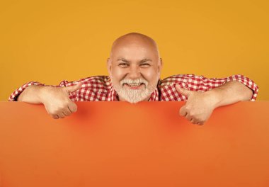 Boş pankartta fotokopi alanı olan son sınıf öğrencisi. promosyon.