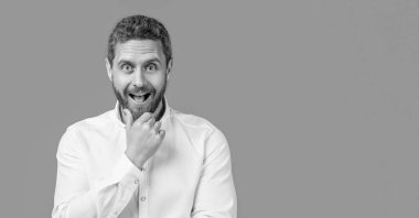 Olgun bir iş adamı mavi arka planda izole edilmiş. Yetişkin iş adamı stüdyoda. Olgun bir iş adamı iş gömleği giyer. Sakallı, olgun iş adamının fotoğrafı..