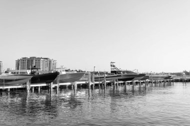 Lüks yat seyahat için yanaştı. Miami 'deki yat teknesinin fotoğrafı. Yat teknesi yazın. Limanda yat var..