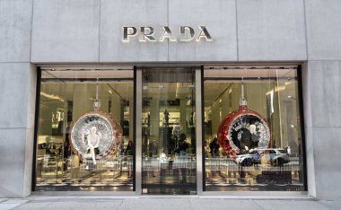 New York City, ABD - 11 Kasım 2023: New York 5. Cadde 'deki Prada mağazası Noel için dekore edildi.