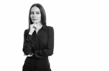 Kadın yönetici beyaz arka planda izole edilmiş, kopyalama alanı. Stüdyoda beyaz kadın yönetici. Siyah giyen profesyonel kadın yönetici..