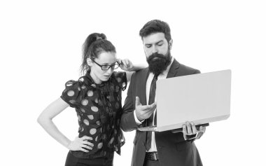 Sorun bulunursa bilgisayarı yeniden başlat. Bilgisayar kullanıcıları beyazı izole etti. Bilgisayar uzmanları veya teknisyenler. İş çifti bilgisayarda çalışıyor. İş iletişimi. Yeni teknoloji. Modern hayat.