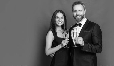 Çiftler tezahürat yapıyor ve arka planda kutlama yapıyorlar. Çiftin kutlama fotoğrafı ve şampanyayla kutlama. Çiftler tezahürat yapıyor ve kırmızıda yalnız kutluyorlar. Çiftler tezahürat yapıyor.