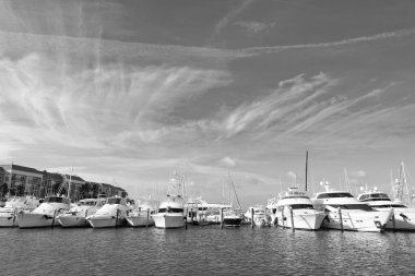 Sahil limanına kenetlenmiş bir yat. Yazın deniz kenarı limanında yat. Tatil için sahil limanında bir yat. Sahil limanındaki yatın fotoğrafı..