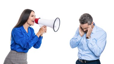 İş çatışması. Hoparlörde çalışan bir kadına bağıran iş kadını beyazdan izole edilmiş. Patronun terfi konusunda ortağıyla anlaşmazlığı var. Anlaşmazlığı çözmek. Rekabet konsepti. çelişki çözümü.