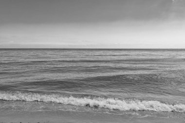 Yaz mevsimi doğayı gün ışığında deniz manzarası. Deniz manzaralı gökyüzü. Gün ışığında deniz manzarası fotoğrafı. Deniz manzarası gündüz vakti.