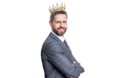 İş başarısı ve liderlik. Başarılı bir işadamı olan patron beyazları soyutladı. Motivasyon ve ödül. Takım elbiseli işadamı patron. Taç giymiş bir iş adamı. Büyük patron. Burada patron benim..