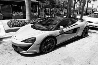 Miami Beach, Florida ABD - 15 Nisan 2021: beyaz Mclaren 570 üstü açık spor araba, yan köşe manzaralı.