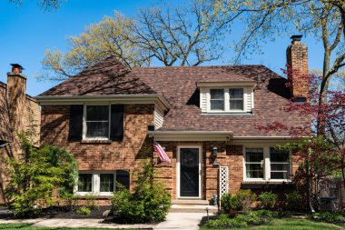 Mahalledeki bir mülk. Emlak ve emlak sigortası. mülkiyet ve mimarlık. konut. Banliyö ev mimarisi. Modern yazlık ev. Mimarlık konsepti. Amerika 'nın evi.