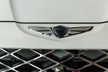 New York City, ABD - 05 Ağustos 2023: Genesis GV80 çapraz otomobil logosu.