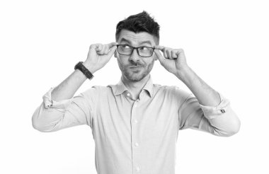 Gözlüklü adam beyaz arka planda izole edilmiş. Stüdyoda gözlük takan düşünen bir adam. Düşünen adam gözlüğü takıyor. Düşünen adamın gözlüklü fotoğrafı..