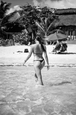 İstikamet yaz plajı, dinlenen kızlar için, arka manzara. Kız için varış yerinin fotoğrafı. Kızlar için varış noktası yaz plajı. Sudaki kız için yaz plajı.