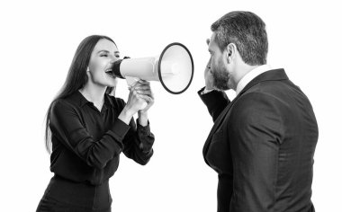 İki iş adamı hoparlörle tartışıyor. İş adamlarının fotoğrafı hoparlörle tartışıyor. İş adamları beyazdan izole edilmiş bir şekilde hoparlörle tartışıyor. İş adamları stüdyoda hoparlörle tartışıyor.
