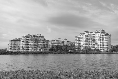 Şehir merkezindeki binalarla dolu şehir manzarası. Şehir merkezi mimarisi. Şehir merkezindeki deniz kenarı açıklığı. Şehir merkezinin fotoğrafı.