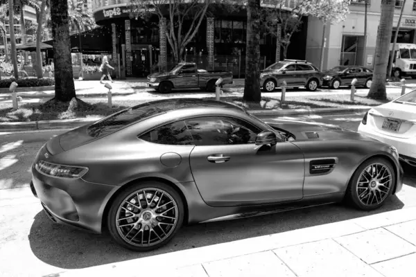 Miami Beach, Florida USA - 15 Nisan 2021: mat Mercedes benz v8 biturbo, arka görüş.