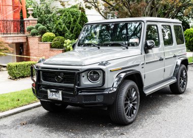 New York City, ABD - 26 Ağustos 2021 Mercedes Benz G550 otomobil G-Wagen off road, yan köşe manzaralı.