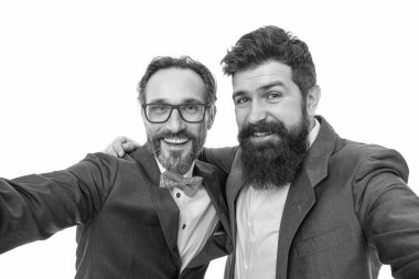 Selfie zamanı. İş toplantısı. Takım başarısı. Olgun erkeklerin kendi işleri vardır. İşbirliği ve takım çalışması. Resmi takım elbiseli sakallı iş adamları. Beyazların izole ettiği patron ortaklığı. Biz kazananlarız..