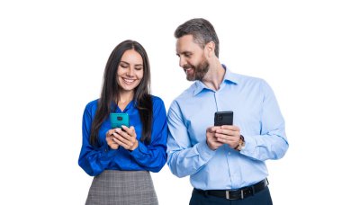 İş adamı ve sekreter mesajları beyazdan izole edilmiş. İş mesajlaşması. İnternet işi. Takım elbiseli iş adamı ve kadın telefon kullanıyor. Blog 'da iş adamına mesaj atmak. iletişim becerileri.