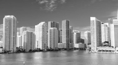 Panoramik Miami gökdeleni ufuk çizgisi. Metropolis 'in Miami gökdelen siluetinin fotoğrafı. Miami gökdeleni silüeti. Florida 'daki Miami gökdeleni gökdelenleri.