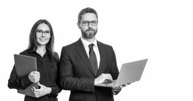 İş adamı beyaz arka planda izole edilmiş, afiş. Stüdyoda serbest çalışan bir iş adamı. Dizüstü bilgisayarı olan serbest çalışan bir iş adamı. iş dünyasından serbest çalışan bilgisayarın fotoğrafı.