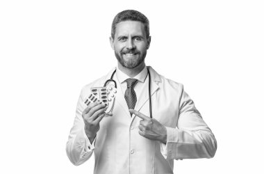 Haplı mutlu doktor. Adam beyaz hapları işaret ediyor. ilaç tedavisi.