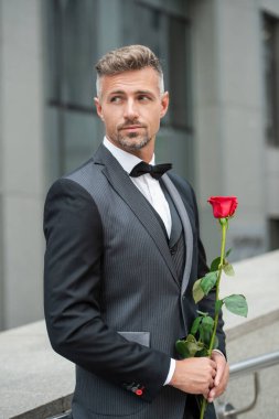 Nişan fikri. Beyaz adam nişanı kutluyor. Nişan için gül hediyeli bir adam.