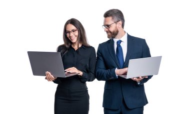 Online iş iletişimi. Ofisinde dizüstü bilgisayarı olan iş adamları. Uzaktan kumandalı çalışıyor. İş başarısı. Beyazlar üzerinde izole iş adamları. Çevrimiçi çalışan serbest çalışan biri. onun yerine kağıt işleri.